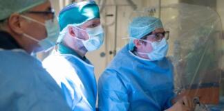 Univ.-Prof. Dr. Dr. Philipp Lurz (ganz rechts im Bild) hat erfolgreich mit seinen Kolleg:innen Dr. Theresa Gößler, Dr. Tobias Ruf, Univ.-Prof. Dr. Ralph Stephan von Bardeleben und anderen als erstes Team weltweit das neu zugelassene Transkatheter-Mitralklappenersatzsystem SAPIEN M3 implantiert;