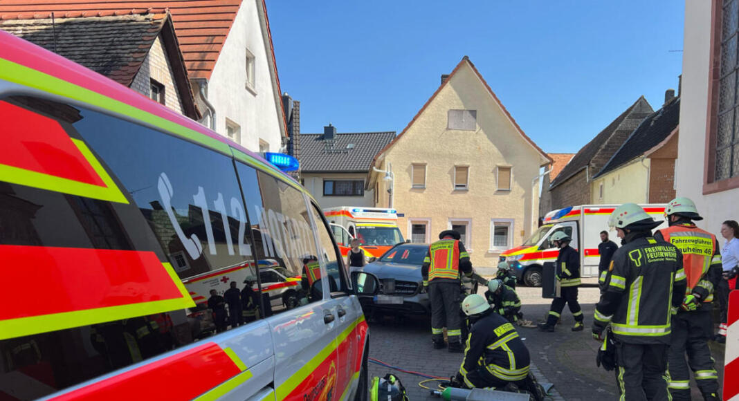 Kind unter PKW eingeklemmt - Foto: FFW Nauheim