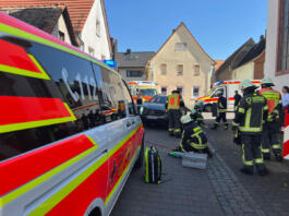 Kind unter PKW eingeklemmt - Foto: FFW Nauheim