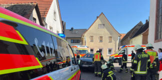 Kind unter PKW eingeklemmt - Foto: FFW Nauheim