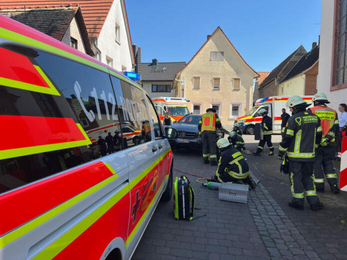 Kind unter PKW eingeklemmt - Foto: FFW Nauheim