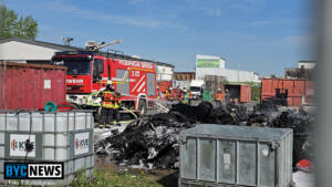 Illegales straßenrennen mit mercedes durch die stadt