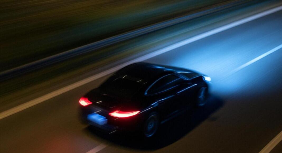 Symbolbild PKW auf Autobahn