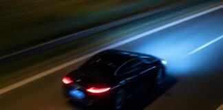 Symbolbild PKW auf Autobahn