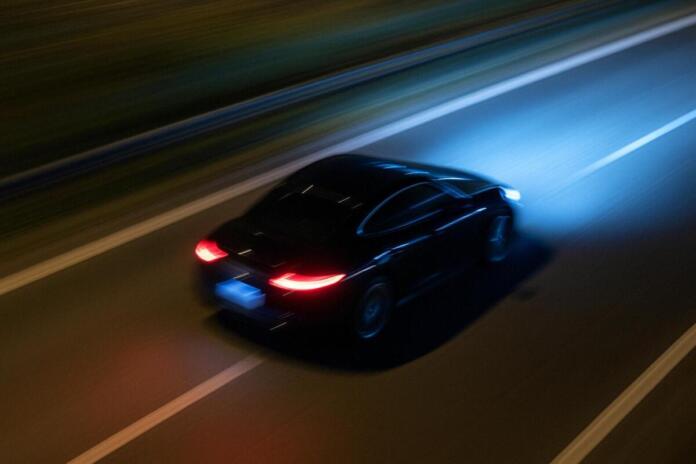 Symbolbild PKW auf Autobahn