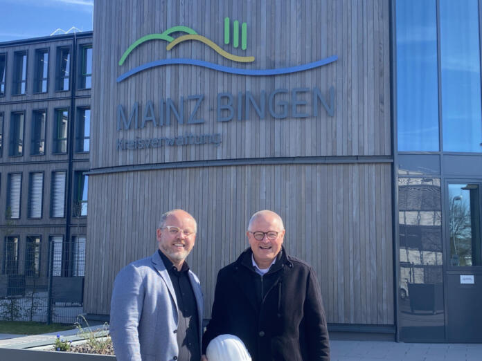 IMG_09_19_21-2 Erster Kreisbeigeordneter Steffen Wolf (links) stellt Hans-Peter Haas als Geschäftsführer der Kreiswohnungsbaugesellschaft vor. Foto: Kreisverwaltung Mainz-Bingen /Bardo Faust