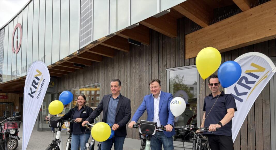 Oberbürgermeister Emanuel Letz (2.v.l.) und KRN-Geschäftsführer Uwe Hiltmann (2.v.r.) nehmen den Fahrradverleih gemeinsam mit den KRN-Mitarbeitenden Swana Schlich und Patrick Louis in Betrieb. Foto: KRN/Julia Stanger