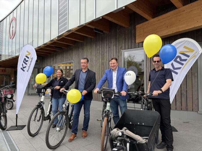 Oberbürgermeister Emanuel Letz (2.v.l.) und KRN-Geschäftsführer Uwe Hiltmann (2.v.r.) nehmen den Fahrradverleih gemeinsam mit den KRN-Mitarbeitenden Swana Schlich und Patrick Louis in Betrieb. Foto: KRN/Julia Stanger