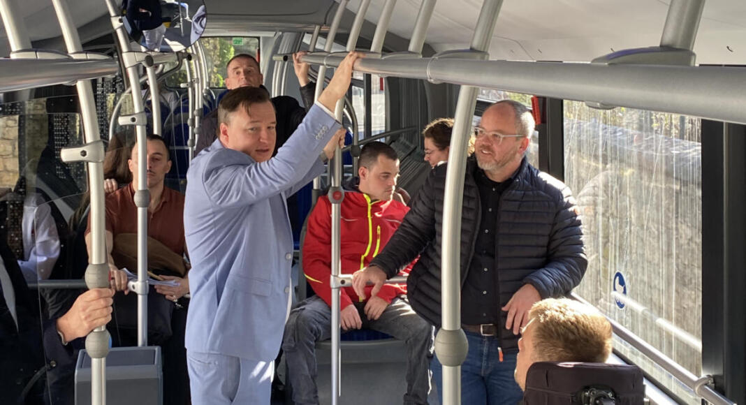 Steffen Wolf und Uwe Hiltmann sind mit dem Verlauf des Bustests zufrieden. Foto: Kreisverwaltung Mainz-Bingen