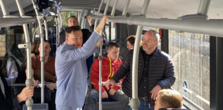 Steffen Wolf und Uwe Hiltmann sind mit dem Verlauf des Bustests zufrieden. Foto: Kreisverwaltung Mainz-Bingen