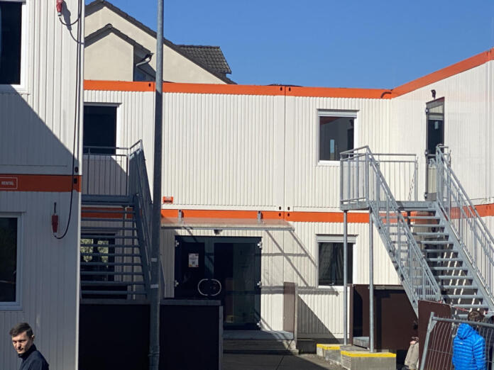 Die Container an der BBS in Bingen werden jetzt wieder abgebaut.