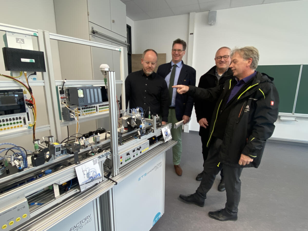 Kreisbeigeordneter Steffen Wolf, Schulleiter Thorsten Hachmer sowie Hans-Peter Haas und Frank Esperstedt vom Gebäudemanagemant der Kreisverwaltung begutachten die Maschinen in der Ingelheimer BBS.