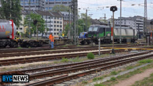 Brutaler raubüberfall: täter bedrohen frau mit kinder in wohnung
