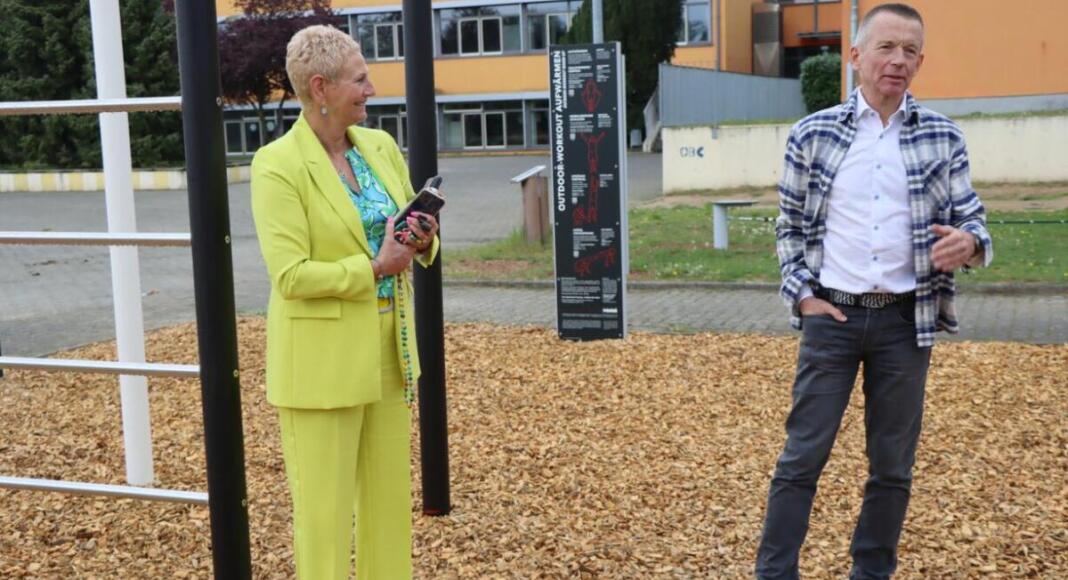 Schulleiterin Sabine Reich und Landrat Thomas Will freuen sich, dass der Geräteparcours an der IGS Mainspitze fertiggestellt ist. Foto: Kreisverwaltung