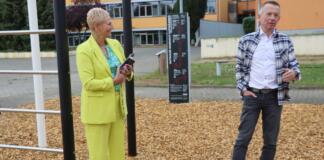 Schulleiterin Sabine Reich und Landrat Thomas Will freuen sich, dass der Geräteparcours an der IGS Mainspitze fertiggestellt ist. Foto: Kreisverwaltung