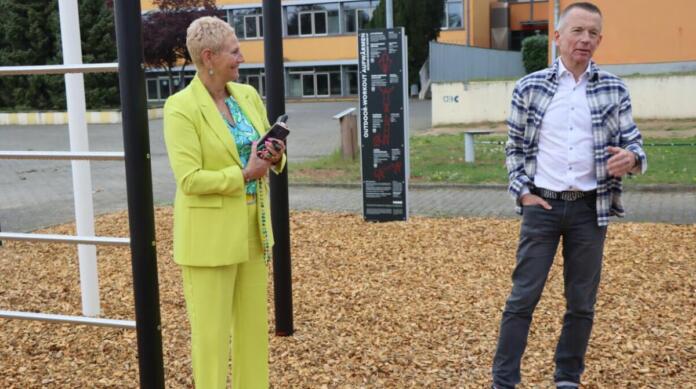 Schulleiterin Sabine Reich und Landrat Thomas Will freuen sich, dass der Geräteparcours an der IGS Mainspitze fertiggestellt ist. Foto: Kreisverwaltung