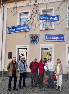 Die Arbeitsgruppe des Vereins Hechtsheimer Ortsgeschichte übergibt das erste Exemplar der neuen Broschüre am Lindenplatz an die Hechtsheimer Ortsvorsteherin Ulrike Cohnen.