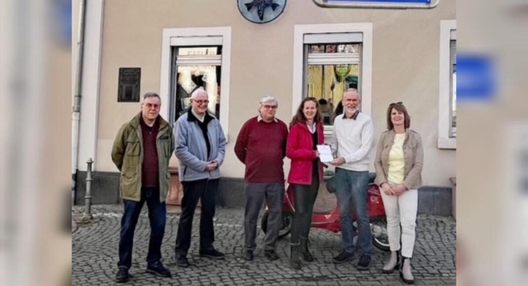 Bildtext: Die Arbeitsgruppe des Vereins Hechtsheimer Ortsgeschichte übergibt das erste Exemplar der neuen Broschüre am Lindenplatz an die Hechtsheimer Ortsvorsteherin Ulrike Cohnen.