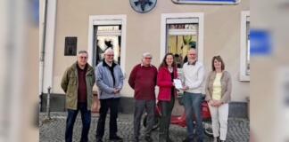 Bildtext: Die Arbeitsgruppe des Vereins Hechtsheimer Ortsgeschichte übergibt das erste Exemplar der neuen Broschüre am Lindenplatz an die Hechtsheimer Ortsvorsteherin Ulrike Cohnen.