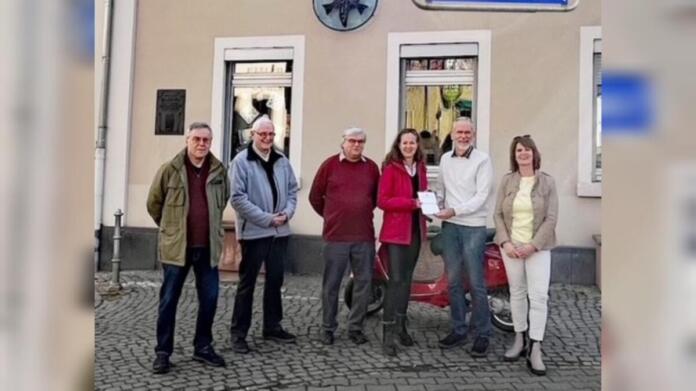 Bildtext: Die Arbeitsgruppe des Vereins Hechtsheimer Ortsgeschichte übergibt das erste Exemplar der neuen Broschüre am Lindenplatz an die Hechtsheimer Ortsvorsteherin Ulrike Cohnen. Bildtext: Die Arbeitsgruppe des Vereins Hechtsheimer Ortsgeschichte übergibt das erste Exemplar der neuen Broschüre am Lindenplatz an die Hechtsheimer Ortsvorsteherin Ulrike Cohnen.