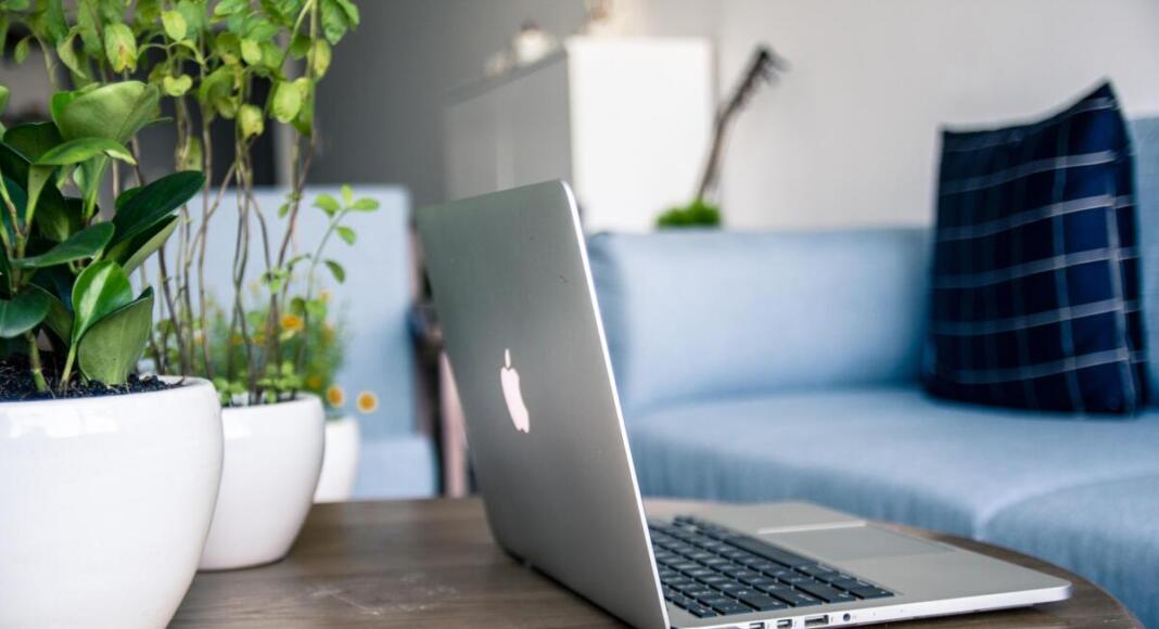 Apple. iPhone, Macbook