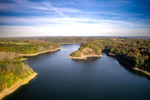 Stilvolles gestalten des tischgedecks mit silberbechern
