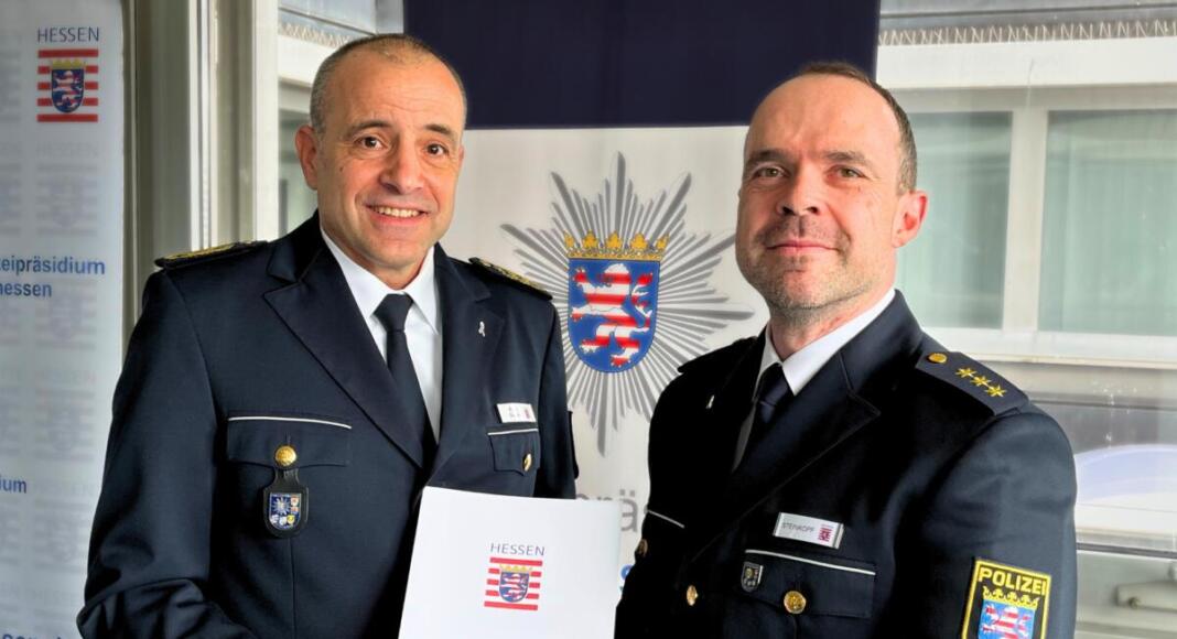 Polizeipräsident Björn Gutzeit führte den neuen Leiter der Polizeidirektion Groß-Gerau, Kriminaldirektor Florian Steinkopf in sein Amt bei der Polizei Groß-Gerau ein. Polizeipräsident Björn Gutzeit führte den neuen Leiter der Polizeidirektion Groß-Gerau, Kriminaldirektor Florian Steinkopf in sein Amt bei der Polizei Groß-Gerau ein.