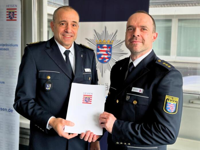 Polizeipräsident Björn Gutzeit führte den neuen Leiter der Polizeidirektion Groß-Gerau, Kriminaldirektor Florian Steinkopf in sein Amt bei der Polizei Groß-Gerau ein. Polizeipräsident Björn Gutzeit führte den neuen Leiter der Polizeidirektion Groß-Gerau, Kriminaldirektor Florian Steinkopf in sein Amt bei der Polizei Groß-Gerau ein.