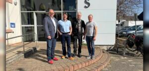Kostenlose photovoltaik-beratung in eltville für hausbesitzer Bürgermeister patrick kunkel mit dirk zuther, joachim gerigk und harald niebler vom bürgersolar-team