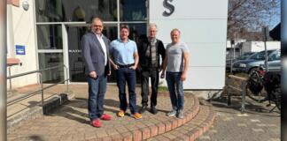 Bürgermeister Patrick Kunkel mit Dirk Zuther, Joachim Gerigk und Harald Niebler vom BürgerSolar-Team