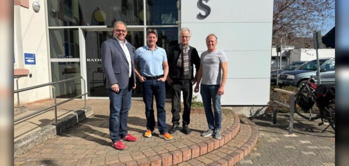 Bürgermeister Patrick Kunkel mit Dirk Zuther, Joachim Gerigk und Harald Niebler vom BürgerSolar-Team Bürgermeister Patrick Kunkel mit Dirk Zuther, Joachim Gerigk und Harald Niebler vom BürgerSolar-Team