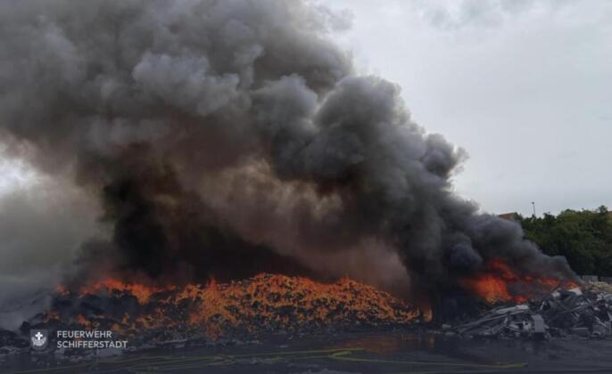 Großbrand bei Recyclingbetrieb in Schifferstadt
