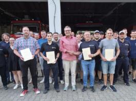 Oberbürgermeister Thomas Feser (Mitte) dankt der Freiwilligen Feuerwehr Büdesheim für ihr Engagement zugunsten der Allgemeinheit und gratuliert den neuen Funktionsträgern. Quelle: Stadt Bingen / Oliver Sinß