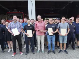 Oberbürgermeister Thomas Feser (Mitte) dankt der Freiwilligen Feuerwehr Büdesheim für ihr Engagement zugunsten der Allgemeinheit und gratuliert den neuen Funktionsträgern. Quelle: Stadt Bingen / Oliver Sinß