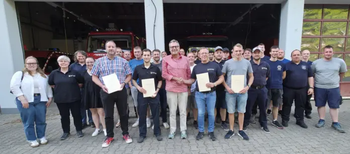 Oberbürgermeister Thomas Feser (Mitte) dankt der Freiwilligen Feuerwehr Büdesheim für ihr Engagement zugunsten der Allgemeinheit und gratuliert den neuen Funktionsträgern. Quelle: Stadt Bingen / Oliver Sinß