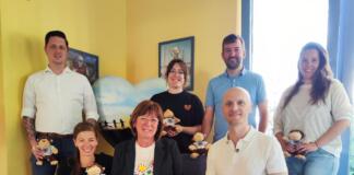 Isabell Rahms und Mitglieder des Round Table Mainz übergeben 50 Kuscheläffchen an den Verein Krebskranke Kinder Mainz e.V. – für Trost und Zuversicht.