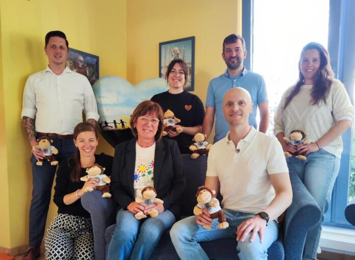 Isabell Rahms und Mitglieder des Round Table Mainz übergeben 50 Kuscheläffchen an den Verein Krebskranke Kinder Mainz e.V. – für Trost und Zuversicht. Isabell Rahms und Mitglieder des Round Table Mainz übergeben 50 Kuscheläffchen an den Verein Krebskranke Kinder Mainz e.V. – für Trost und Zuversicht.