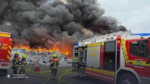 Großbrand bei recyclingbetrieb – feuerwehr mit großaufgebot im einsatz