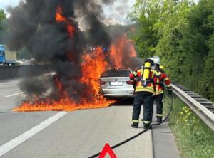 Brennender pkw sorgt für vollsperrung auf der a61