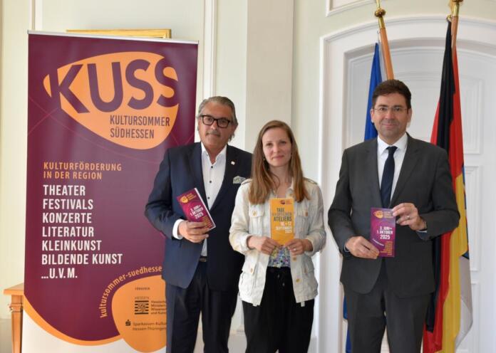 Landrat Klaus Peter Schellhaas (1. Vorsitzender, Landkreis Darmstadt-Dieburg), Marina Stuckert (Geschäftsführerin), Regierungspräsident Prof. Dr. Jan Hilligardt. Landrat Klaus Peter Schellhaas (1. Vorsitzender, Landkreis Darmstadt-Dieburg), Marina Stuckert (Geschäftsführerin), Regierungspräsident Prof. Dr. Jan Hilligardt.