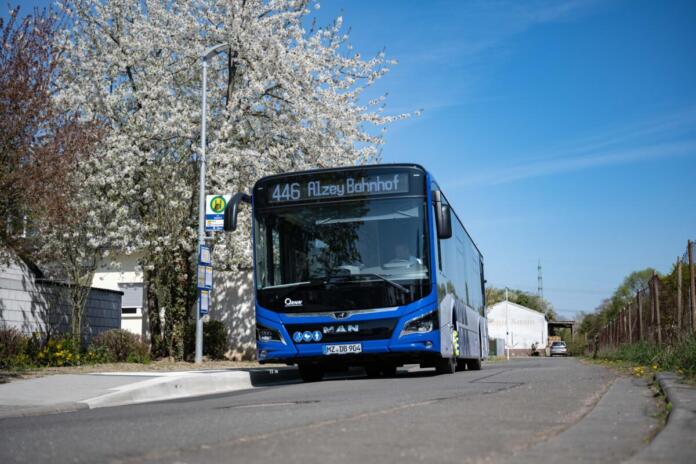 Neue Busse im LK AZ-WO_Quelle RNN GmbH_Lumengraphie GbR Moderne Busse im landesweiten Design fahren jetzt zunehmend auf vielen Linien im nördlichen Teil des Landkreises Alzey-Worms. (Bildquelle: RNN GmbH/Lumengraphie)