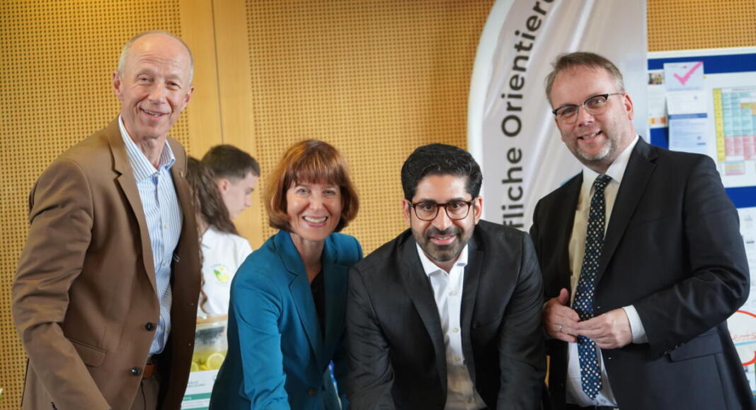 © HMWVW Kultusminister Armin Schwarz, Arbeitsministerin Heike Hofmann, Wirtschaftsminister Kaweh Mansoori und Wissenschaftsminister Timon Gremmels (v. l. n. r.) bei der Unterzeichnung des neuen Bündnisses für Ausbildung