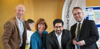 © HMWVW Kultusminister Armin Schwarz, Arbeitsministerin Heike Hofmann, Wirtschaftsminister Kaweh Mansoori und Wissenschaftsminister Timon Gremmels (v. l. n. r.) bei der Unterzeichnung des neuen Bündnisses für Ausbildung