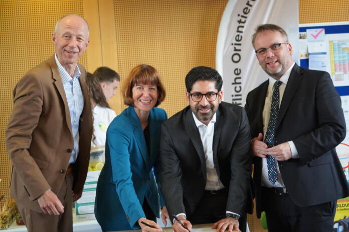 © HMWVW  Kultusminister Armin Schwarz, Arbeitsministerin Heike Hofmann, Wirtschaftsminister Kaweh Mansoori und Wissenschaftsminister Timon Gremmels (v. l. n. r.) bei der Unterzeichnung des neuen Bündnisses für Ausbildung © HMWVW Kultusminister Armin Schwarz, Arbeitsministerin Heike Hofmann, Wirtschaftsminister Kaweh Mansoori und Wissenschaftsminister Timon Gremmels (v. l. n. r.) bei der Unterzeichnung des neuen Bündnisses für Ausbildung