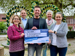 Die Stadt Nieder-Olm unterstützt die Sanierung der evangelischen Kirche mit 50.000 Euro. v.l. Pfr.in Julia Freund, Stadtrat Michael Meyer, Bürgermeister Dirk Hasenfuss, Stadträtin Heidi Debo und Gabi Garus-Franke, Vorsitzende des Kirchenvorstandes.