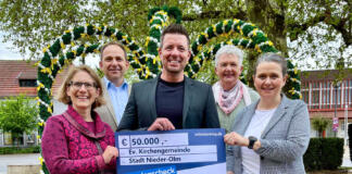 Die Stadt Nieder-Olm unterstützt die Sanierung der evangelischen Kirche mit 50.000 Euro. v.l. Pfr.in Julia Freund, Stadtrat Michael Meyer, Bürgermeister Dirk Hasenfuss, Stadträtin Heidi Debo und Gabi Garus-Franke, Vorsitzende des Kirchenvorstandes.