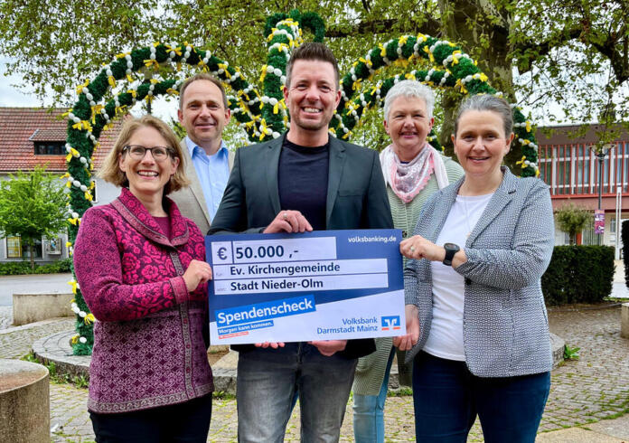 Die Stadt Nieder-Olm unterstützt die Sanierung der evangelischen Kirche mit 50.000 Euro. v.l. Pfr.in Julia Freund, Stadtrat Michael Meyer, Bürgermeister Dirk Hasenfuss, Stadträtin Heidi Debo und Gabi Garus-Franke, Vorsitzende des Kirchenvorstandes.