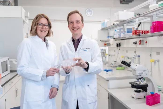 Prof. Dr. Kerstin Troidl und Prof. Dr. Florian Heigwer im Labor (Quelle: Markus Dittrich | TH Bingen)