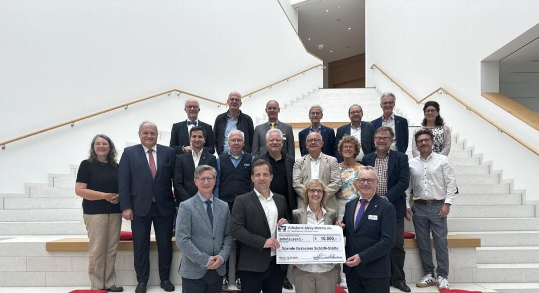 LEIZA-Spende-Juedischer-Grabstein-Rotary-und-Lions-Club