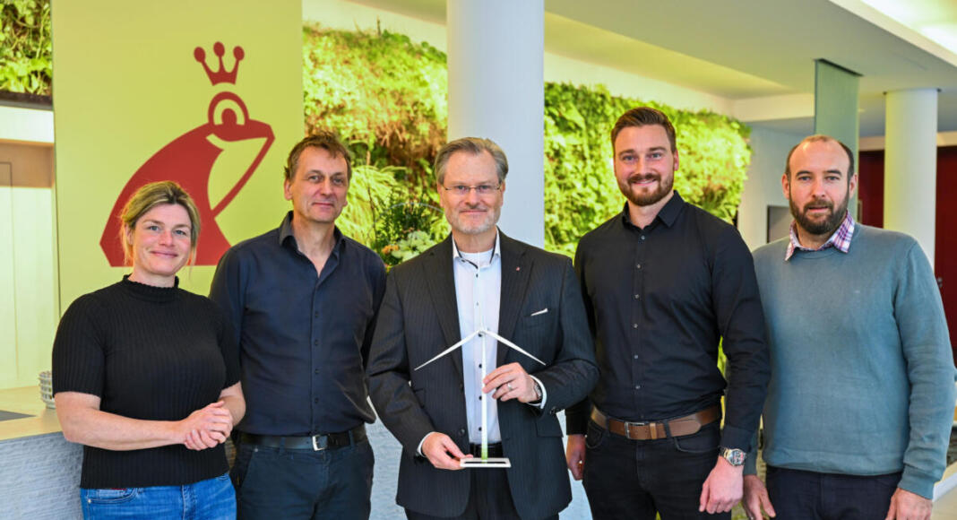 von links nach rechts: Christine Gelhausen und Jochen Bals (beide SelzEnergie), Werner & Mertz-Inhaber Reinhard Schneider, Leiter Nachhaltigkeitsmanagement Yannic von Raesfeld und Energiemanager Simon Gübler